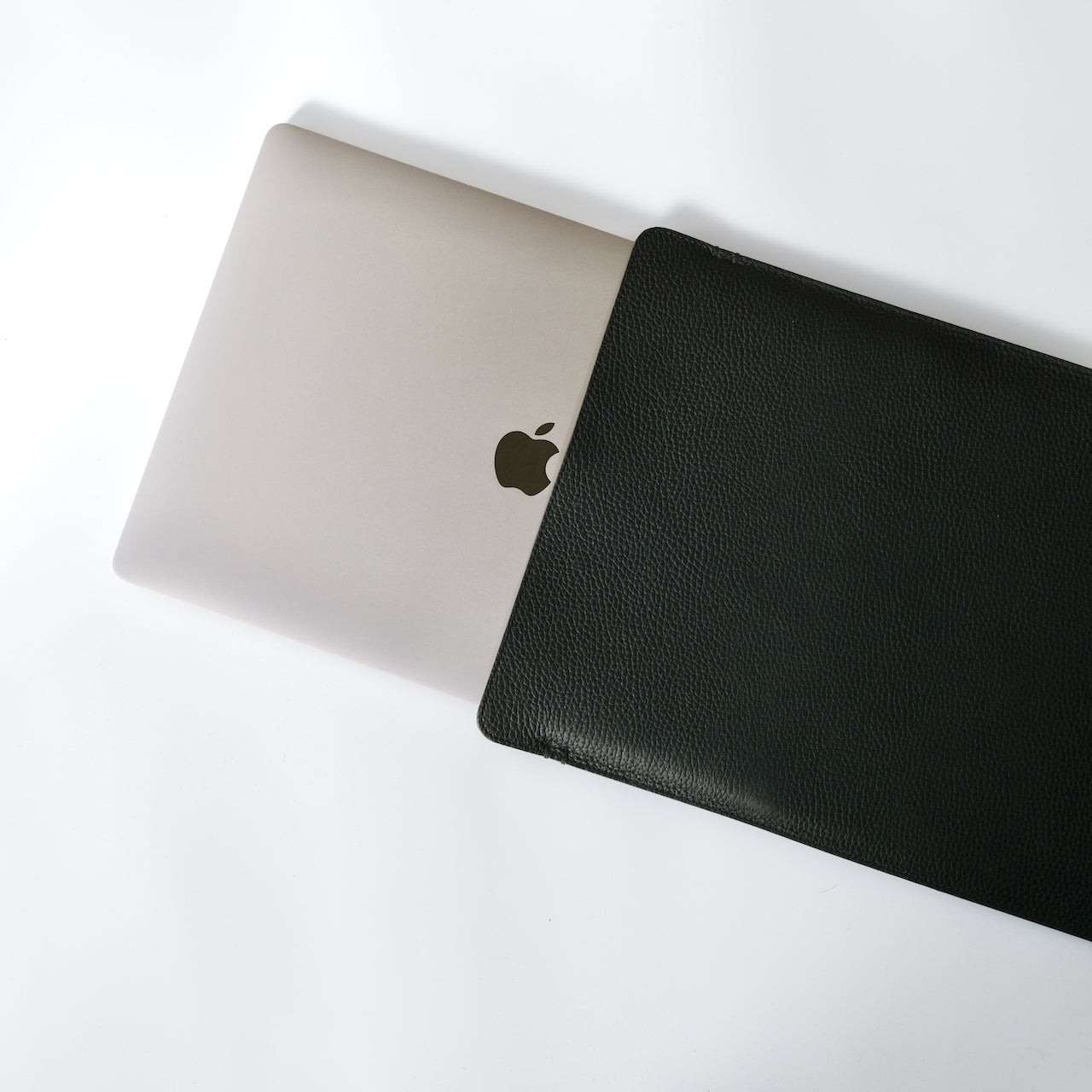 MacBook Pro 16 inches is a slim, thin but solid sleeve case
