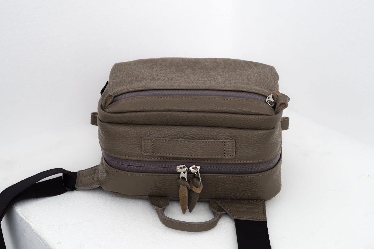 萩庭桂太が理想とするレザーカメラバッグ『アドリア』