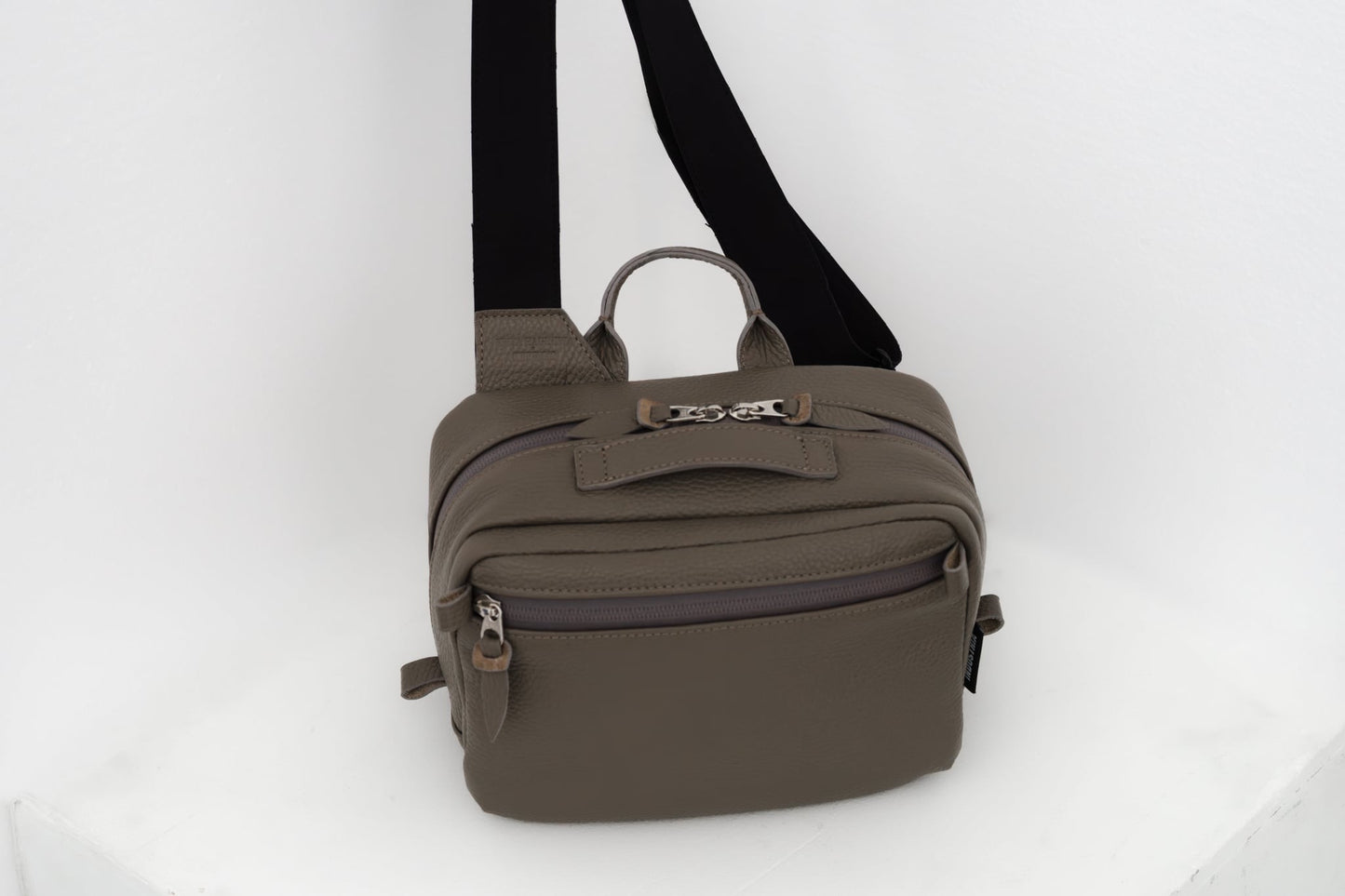 萩庭桂太が理想とするレザーカメラバッグ『アドリア』