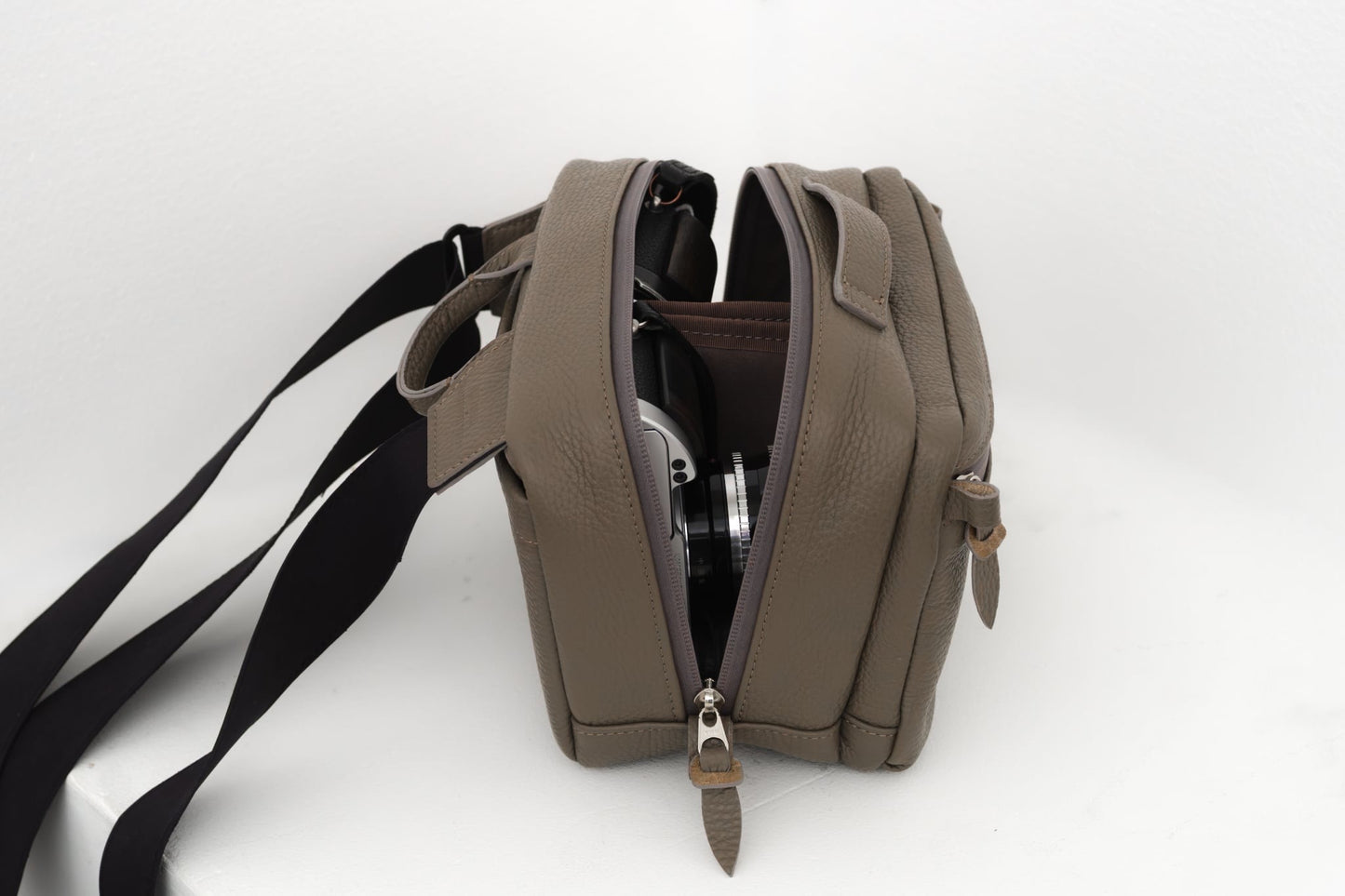 萩庭桂太が理想とするレザーカメラバッグ『アドリア』