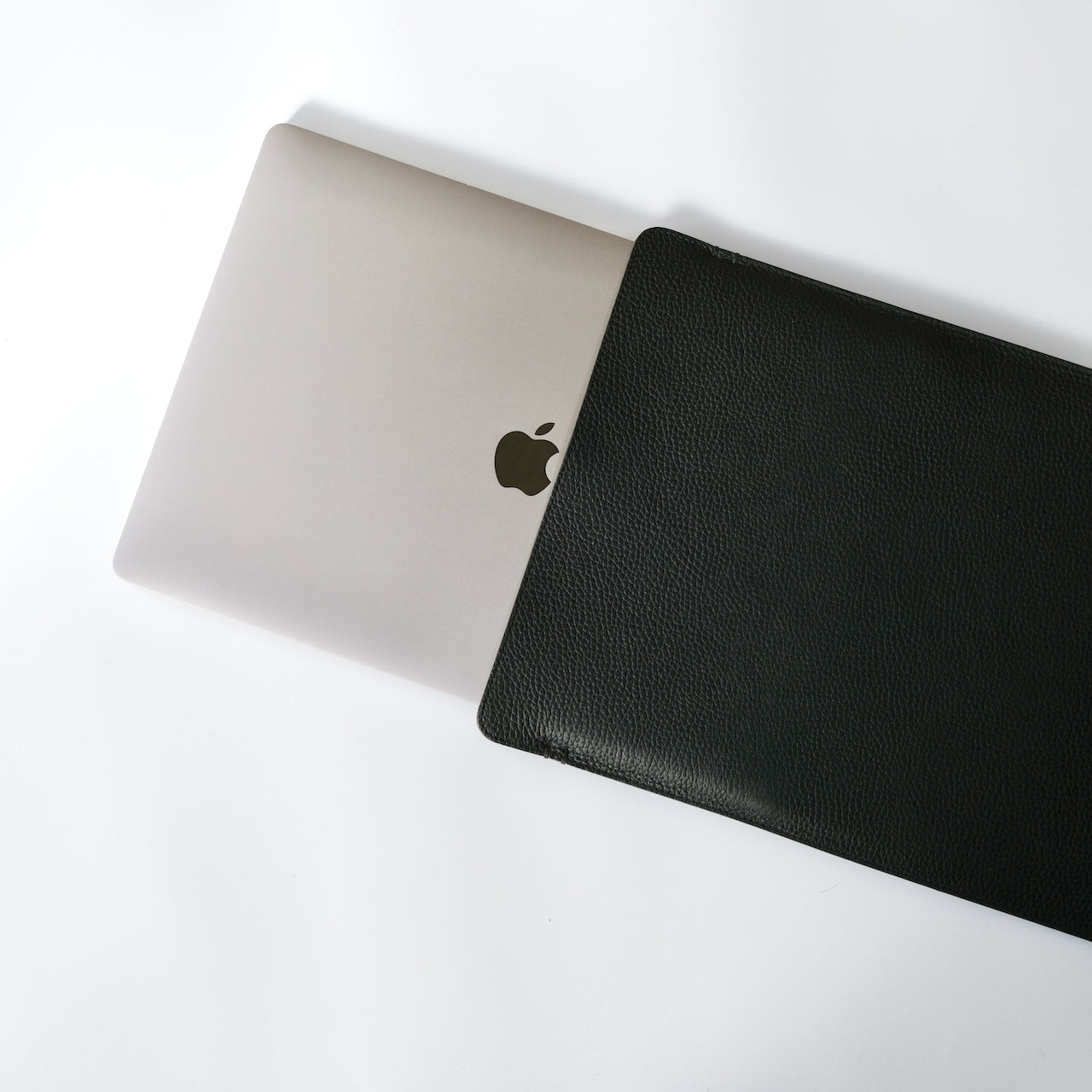 MacBook Pro 16 인치는 슬림하고 얇지 만 단단한 소매 케이스입니다.