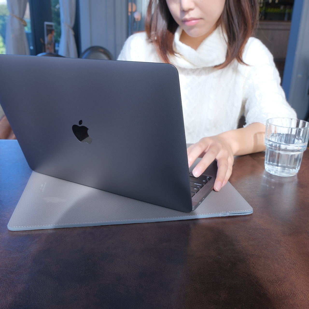 隨身攜帶MacBook Air 13英寸纖細，薄而堅固的袖子盒