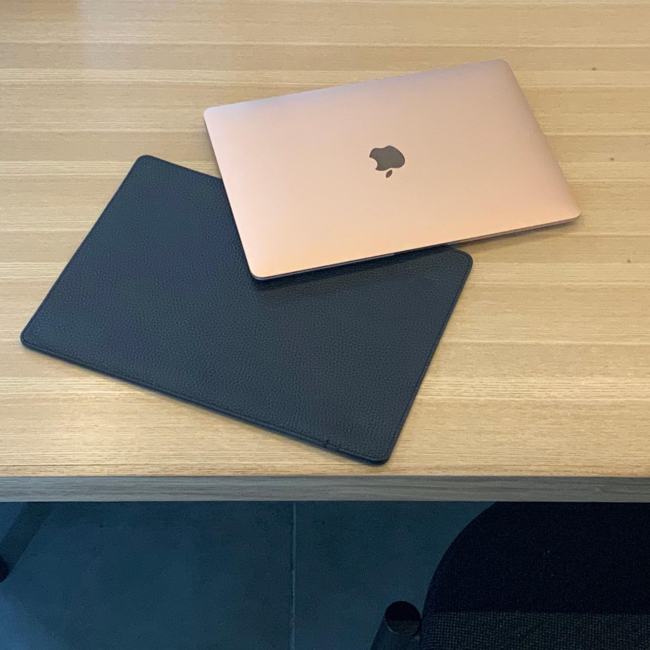 MacBook Pro 16 인치는 슬림하고 얇지 만 단단한 소매 케이스입니다.